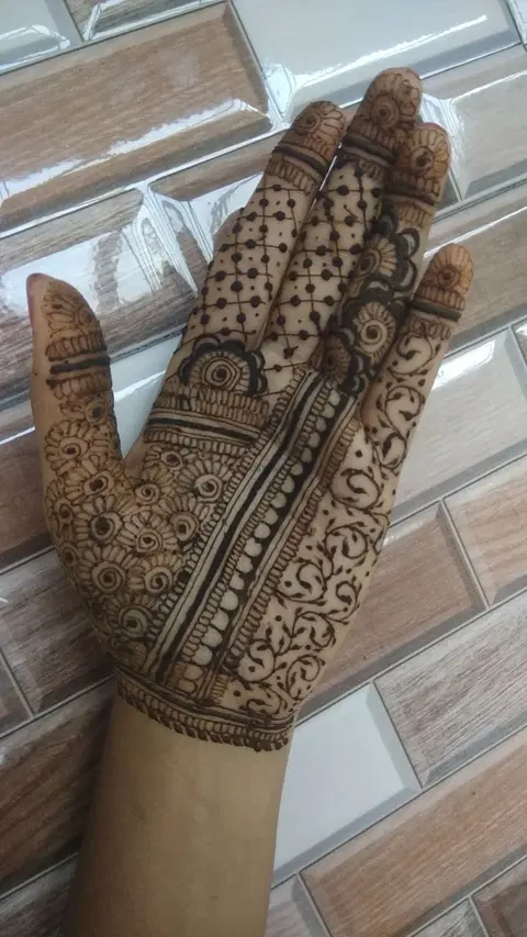 front hand mehndi design