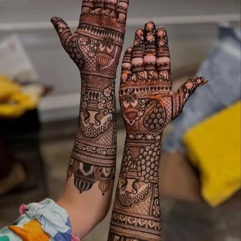 figure front hand mehndi design