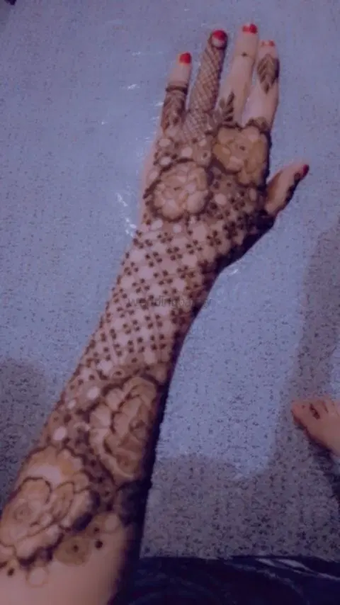 front hand mehndi design