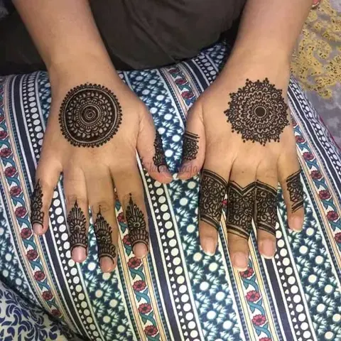 simple circle back hand mehndi design
