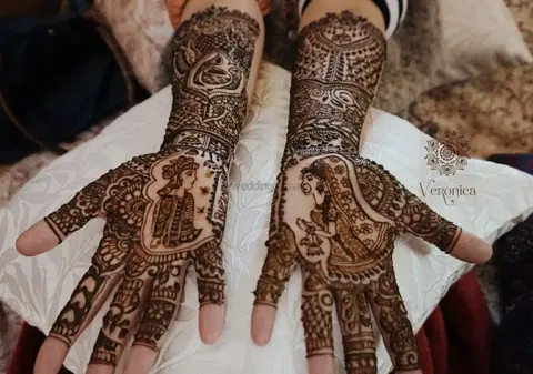 figure front hand mehndi design