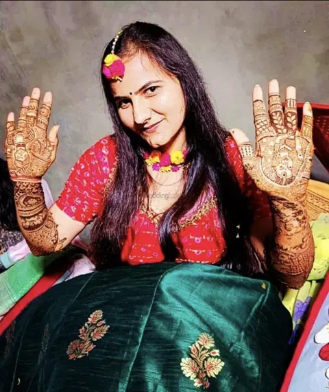 front hand mehndi design