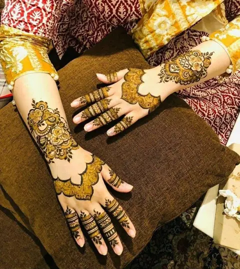 front hand mehndi design