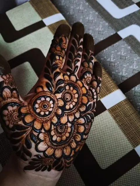 back hand mehndi design