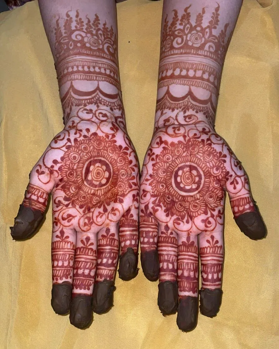 Mehndi Design with Gol Tikki and Figures