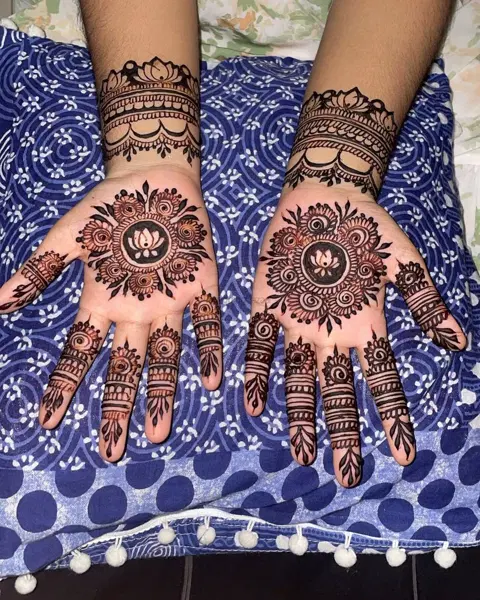 circle back hand mehndi design