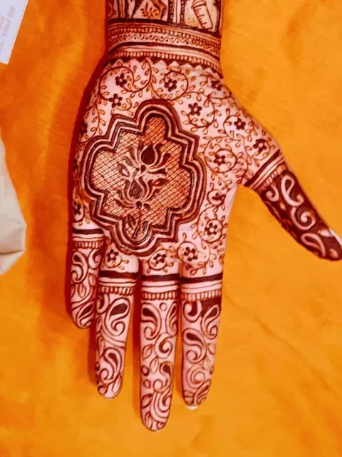 back hand mehndi design