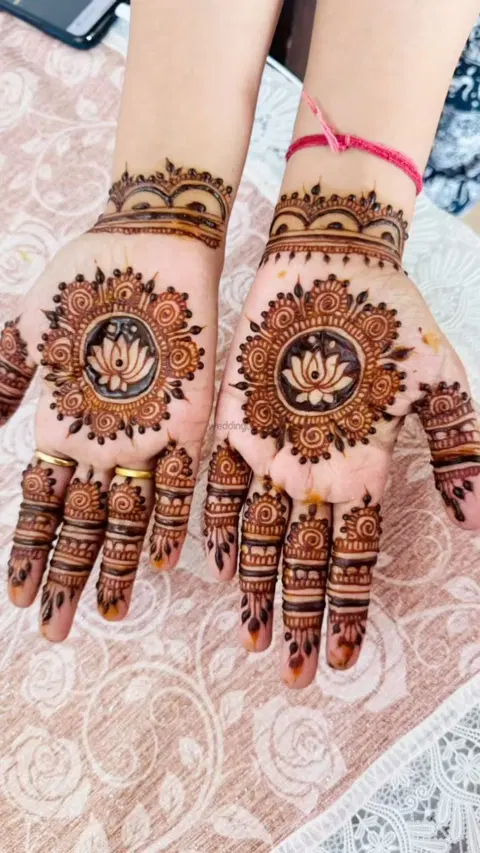 circle back hand mehndi design