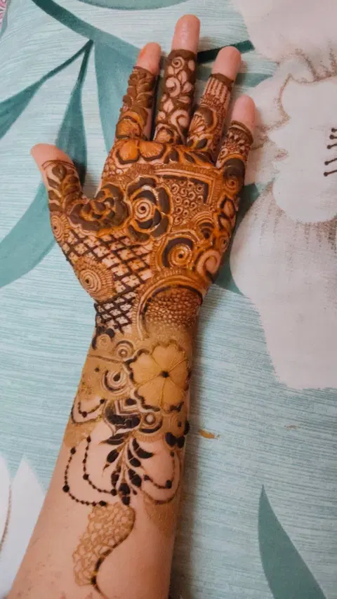front hand mehndi design