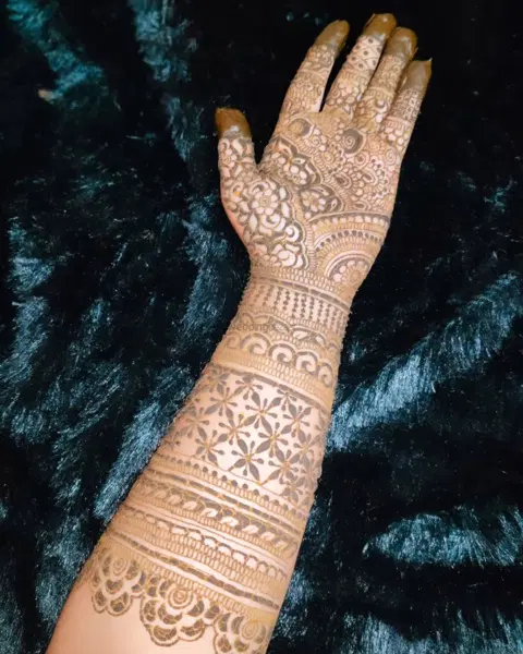 front hand mehndi design
