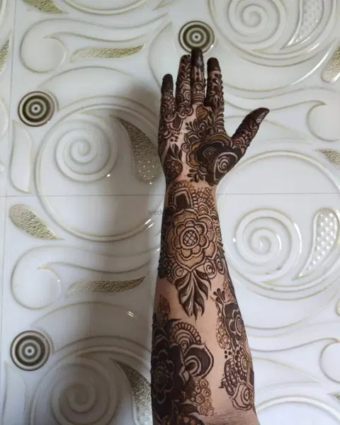 front hand mehndi design