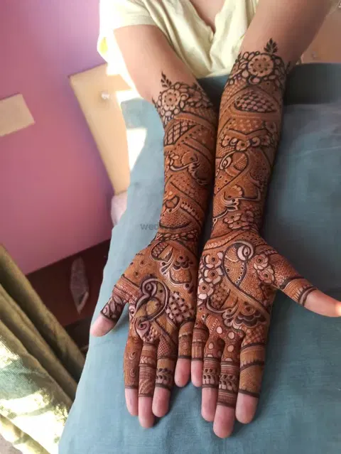 figure front hand mehndi design