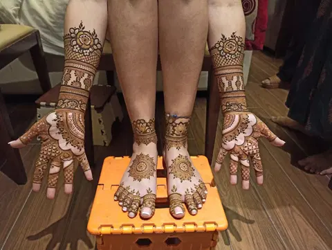 front hand mehndi design