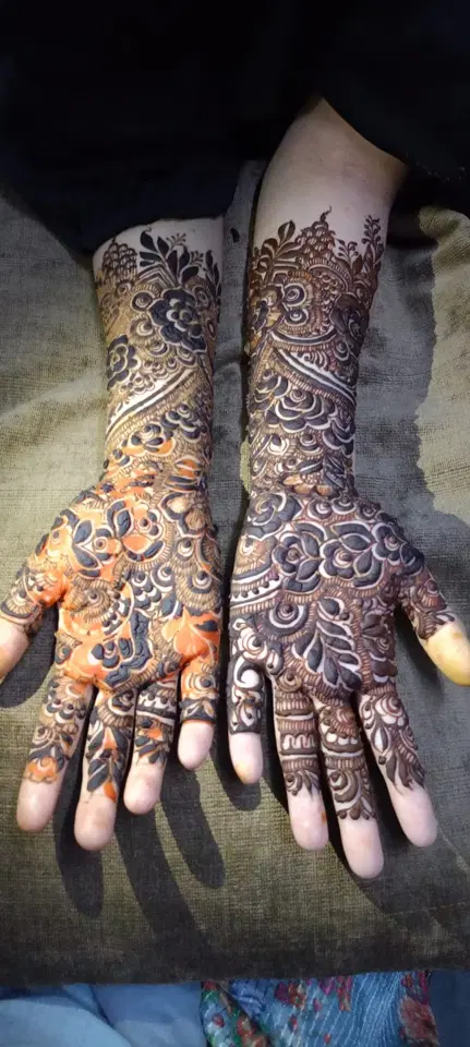 front hand mehndi design