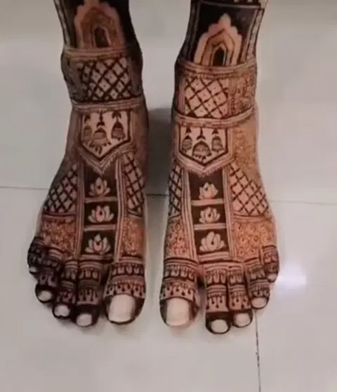figure back hand mehndi design