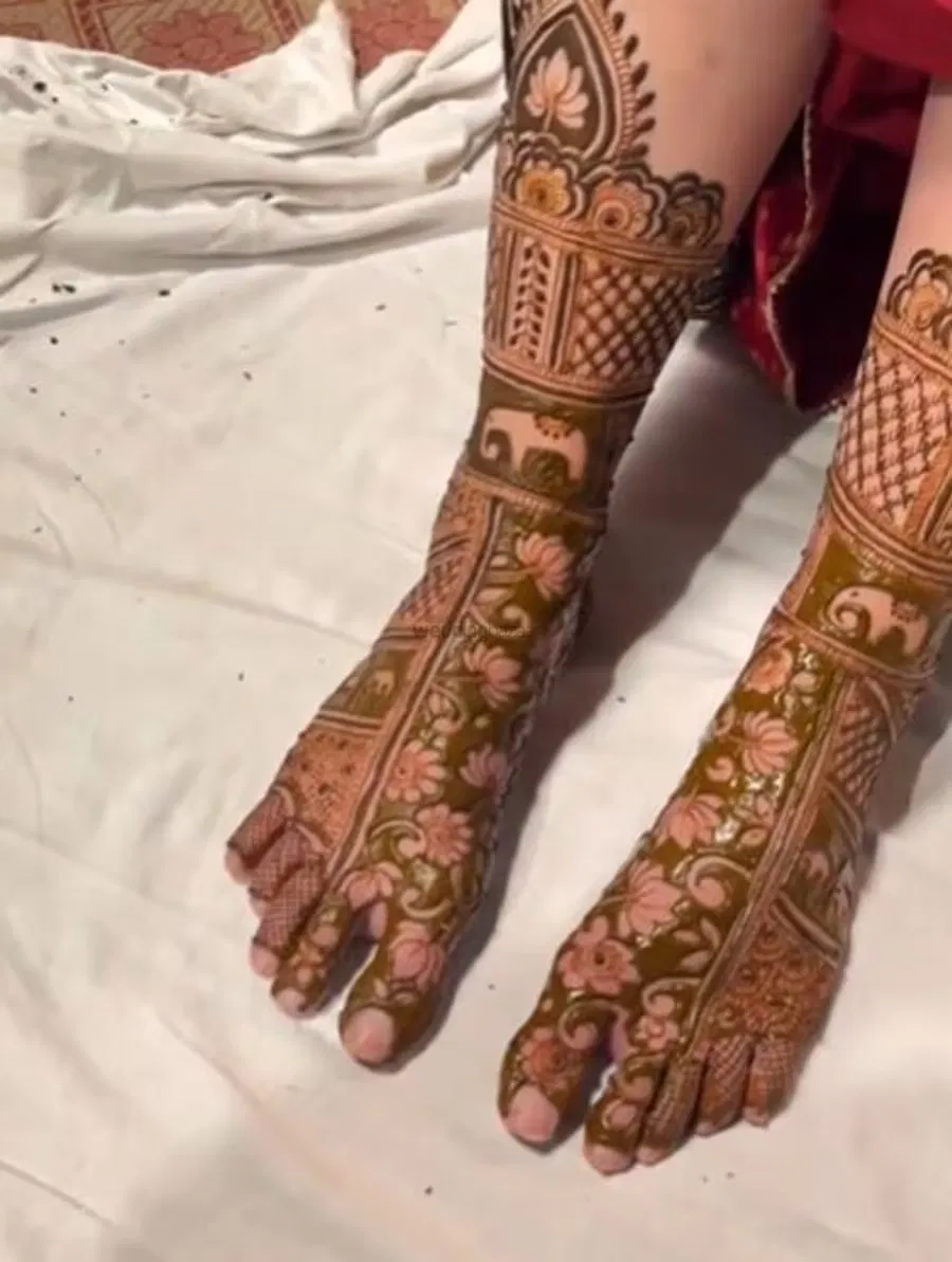 Foot Mehndi Design with Figures