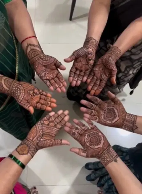 circle front hand mehndi design
