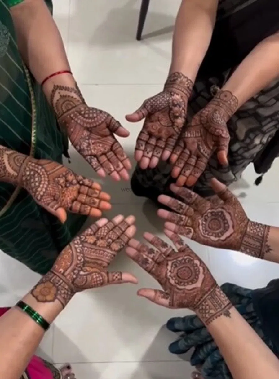 Front Hand Mehndi Design with Gol Tikki and Figures (5)
