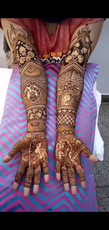 figure front hand mehndi design