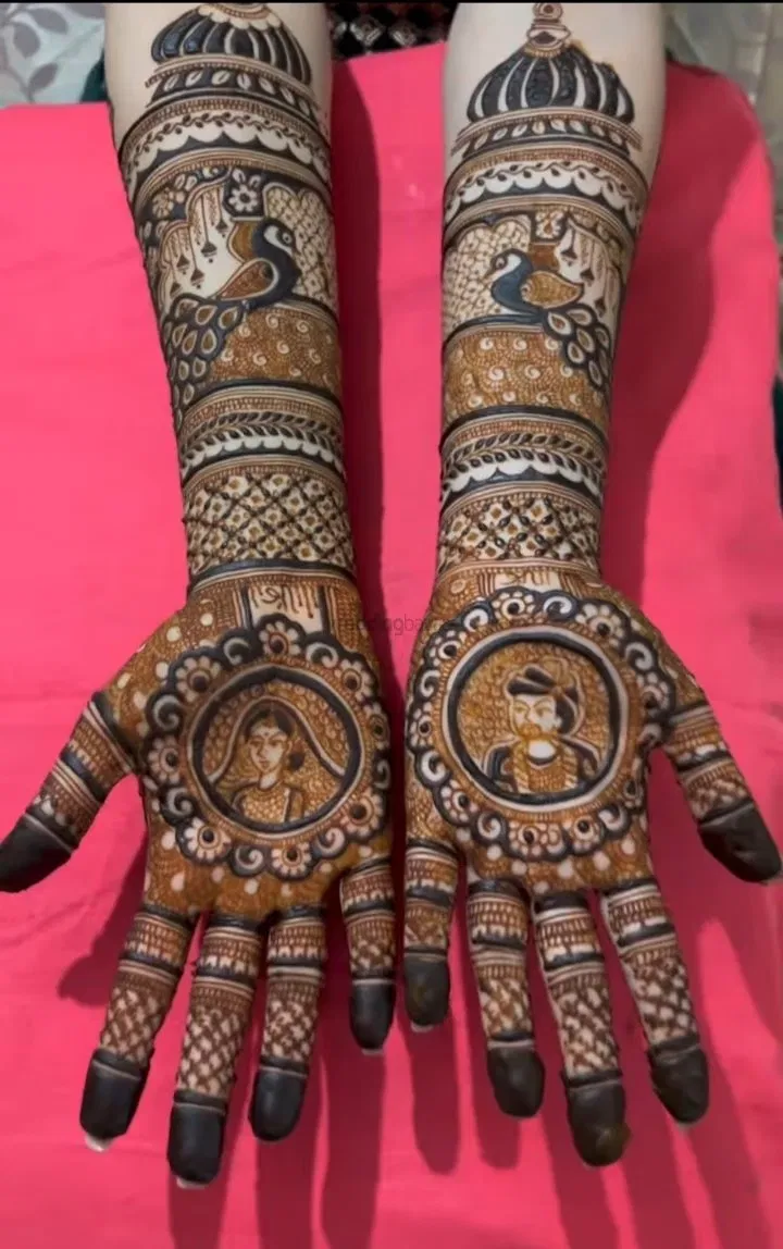 Front Hand Mehndi Design with Gol Tikki and Figures (6)