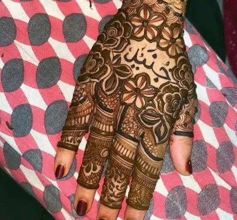 back hand mehndi design