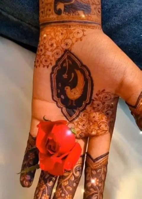 front hand mehndi design