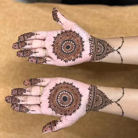 circle back hand mehndi design