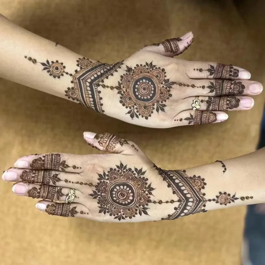 Back Hand Mehndi Design with Gol Tikki (2)