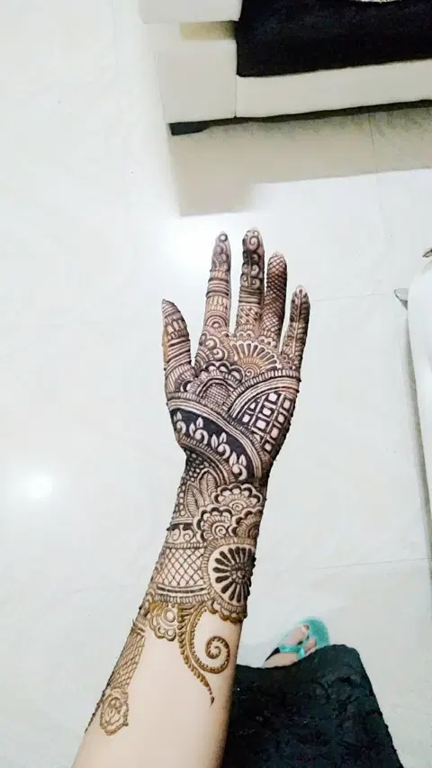 front hand mehndi design