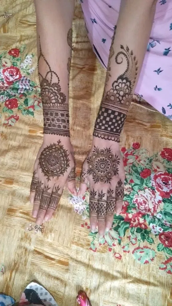 Mehndi Design with Gol Tikki