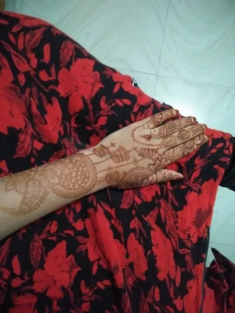 back hand mehndi design