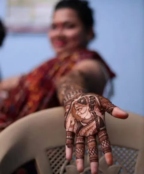 figure front hand mehndi design