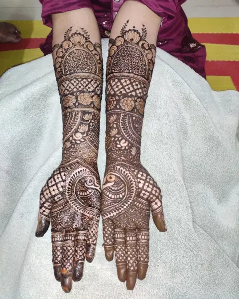 figure front hand mehndi design