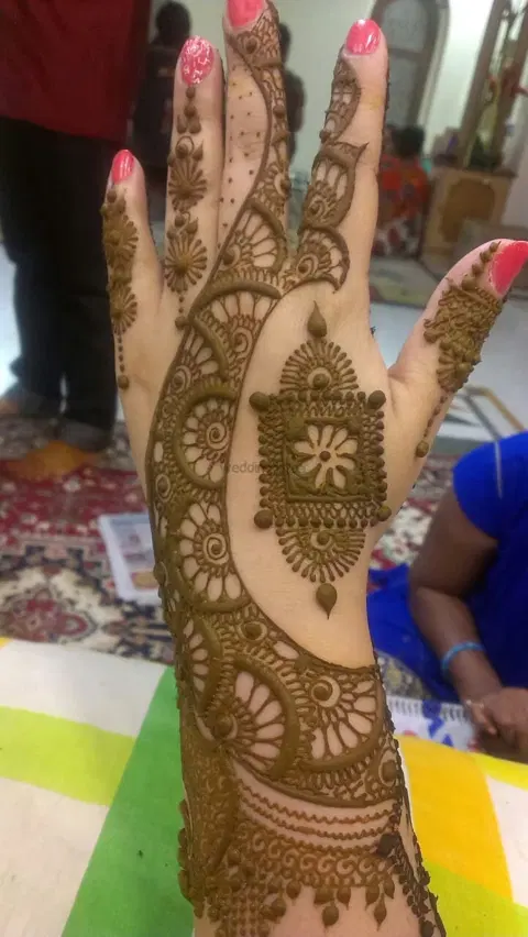 circle back hand mehndi design