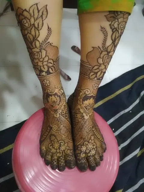 figure back hand mehndi design