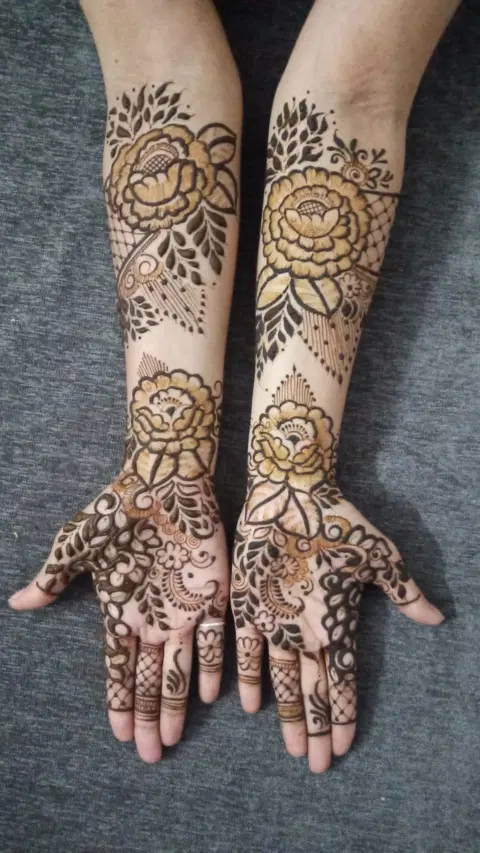 front hand mehndi design