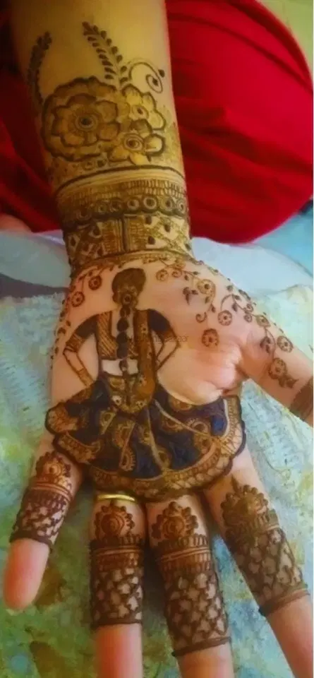 figure front hand mehndi design