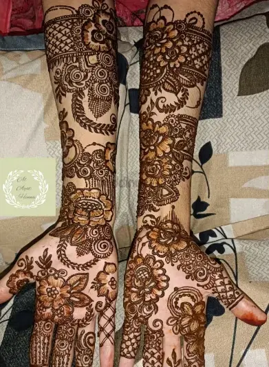 figure back hand mehndi design