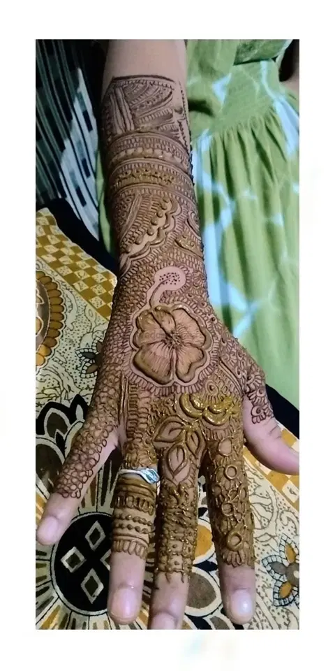 back hand mehndi design