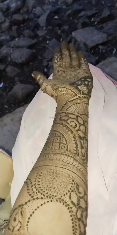 back hand mehndi design