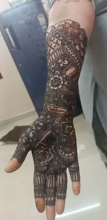Front Hand Mehndi Design (2)
