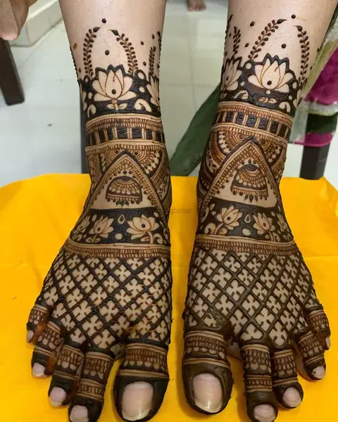 figure foot mehndi design