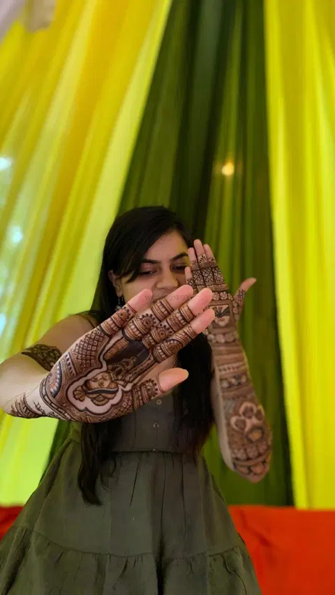 front hand mehndi design