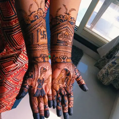 figure front hand mehndi design