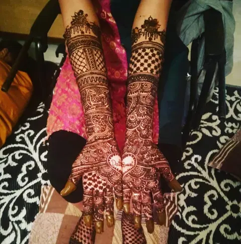 figure back hand mehndi design