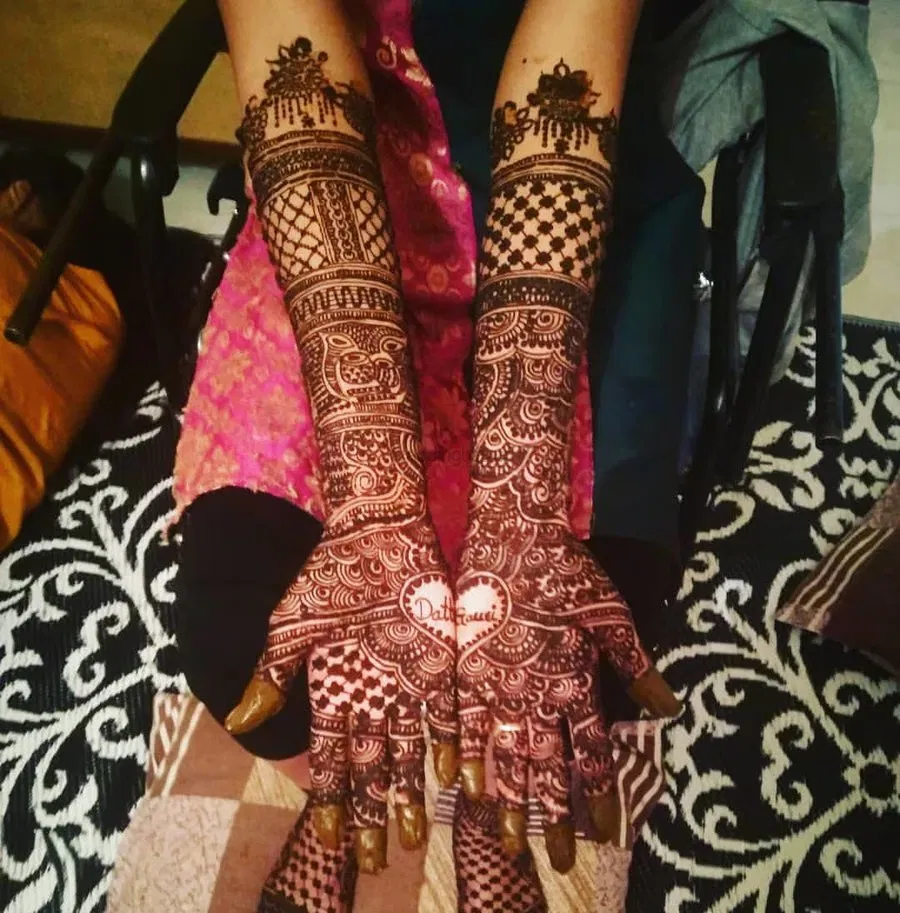 Back Hand Mehndi Design with Figures and Hearts (9)