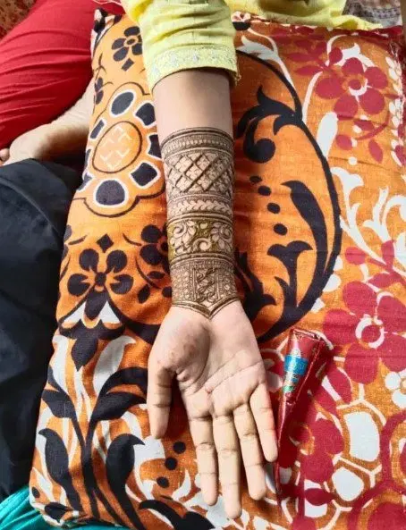 front hand mehndi design