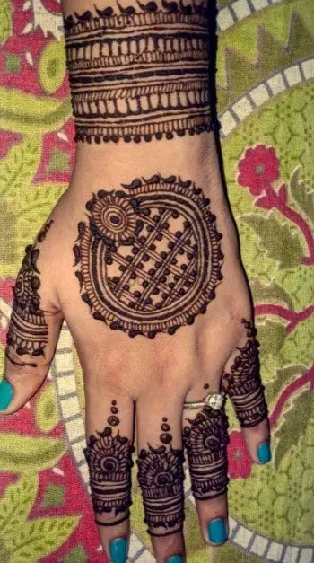 simple circle back hand mehndi design