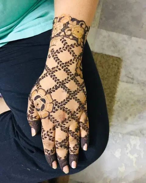 back hand mehndi design