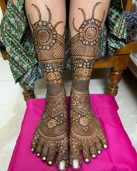 figure back hand mehndi design